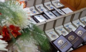 Садыр Жапаров наградил многодетных матерей медалью «Эне данкы». Список