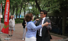 Эдиль Байсалов посетил Русский дом в День Победы