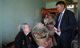 Вице-мэры Бишкека поздравили ветеранов Великой Отечественной войны с Днем Подебы