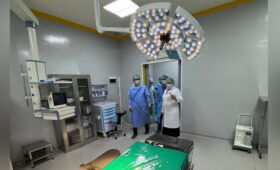 Министр здравоохранения ознакомился с клиникой ОшГУ и ее готовностью к трансплантологии