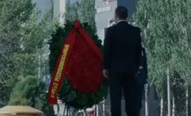 Садыр Жапаров возложил цветы к памятнику Победы