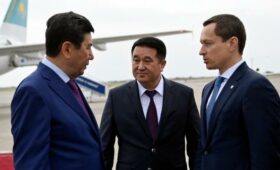 В Бишкек прибыл глава парламента Казахстана Ерлан Кошанов