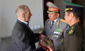 Пограничная служба ГКНБ поздравила ветерана Василия Пухарева с Днем Победы
