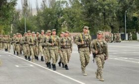 Я не скажу, что вопрос дедовщины стоит остро, — и.о.министра обороны