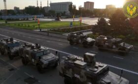 Военная техника готова для парада в честь 9 мая и выставлена на площади Победы в Бишкеке