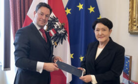 Посол Шайлдабекова вручила копии верительных грамот главе Департамента протокола МИД Австрии
