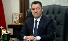 Садыр Жапаров поздравил кыргызстанцев с Днем Конституции