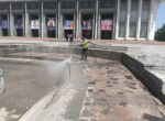 В Бишкеке сотрудники «Тазалыка» проводят весеннюю очистку фонтанов