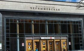 В РФ пьяный мужчина сбил на эскалаторе в метро кыргызстанку с ребёнком