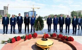 Главы парламентов Беларуси, Казахстана, Кыргызстана, России и Таджикистана возложили венок к Вечному огню в Бишкеке