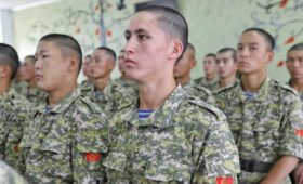 Министр обороны заложил капсулу под строительство казармы и спортзала в войсковой части вблизи Бишкека