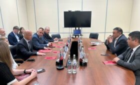 Замглавы МИД Кыргызстана обсудил упрощение миграционных процедур для граждан КР с главой центра «Сахарово»