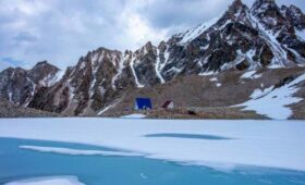 Туристы грабят научную станцию на леднике Адыгене, бьют стекла и ломают двери. Ученые просят помощи