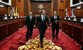 Садыр Жапаров провел встречу с председателем Сената и спикером Палаты представителей парламента Малайзии