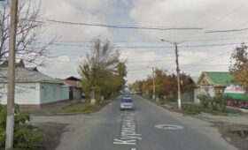 Жители Оша просят прокуратуру проверить законность сноса заборов и домов в рамках расширения дороги, — депутат