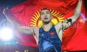 Акжол Махмудов провёл мотивационную встречу с юными борцами