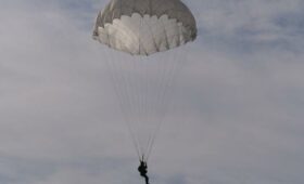 Военнослужащие МВД совершили учебно-тренировочные прыжки с парашютом