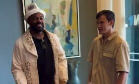 Легенде UFC Джону Джонсу подарили калпак, чепкен и камчу. Видео