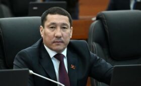 Кто будет работать на зарплату в 7000 сомов? — депутат о нехватке кадров в селах