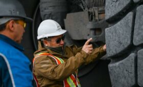 На Кумторе ведутся тесты новых восстановленных шин для карьерных машин