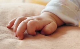 Министр труда призвал не отказываться от новорождённых детей