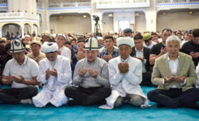 Глава Кабмина принял участие в праздничном айт намазе в центральной мечети Бишкека