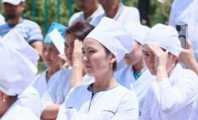 Спикер Жогорку Кенеша назвал сроки повышения заработной платы медикам