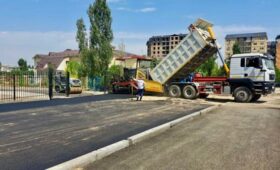 Возле детсада и поликлиники в Кок-Жаре организовали новый тротуар и парковочное место