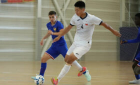 Игрок сборной Кыргызстана прервал атаку сборной Франции, схватив соперника за волосы. Видео