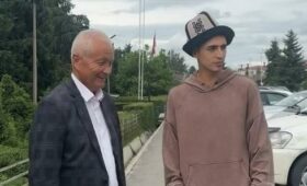 Бегун из России Ринас Ахмадеев подарил машину спасителю из Каракола