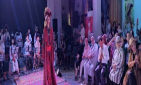 В Бишкеке прошел показ кыргызских элечеков этнодизайнера Асель Калкановой