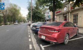 На второстепенных улицах Бишкека организуют парковочные карманы