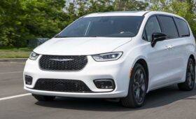 Chrysler подготовил юбилейную версию минивэна Pacifica к 100-летию бренда
