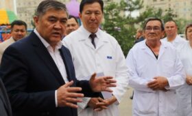 Камчыбек Ташиев передал   НЦОМиД эндоскоп на 16,5 млн сомов