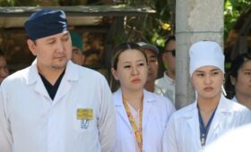 В Минздраве рассказали, какие врачи получают доплату по 20 тыс. сомов к зарплате 