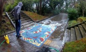 В Казахстане запретили чистку ковров во дворах