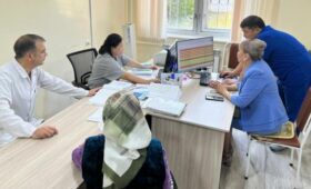 Замглавы Минздрава ознакомилась с ходом реализации цифровой трансформации в некоторых медучреждениях Бишкека