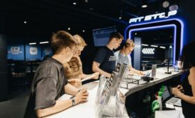 Авто-party VK: в Москве прошел «авто-выпускной» участников Единого гаражного экзамена