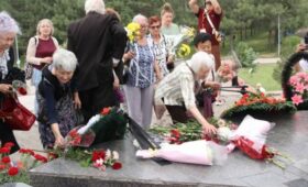 В Бишкеке прошел митинг-реквием, приуроченный ко Дню памяти и скорби