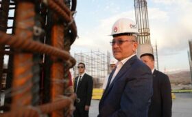 Глава Кабмина ознакомился с ходом строительства стадиона в Ороке 