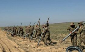 Военнослужащие ВС КР устанавливают заграждение на границе с Таджикистаном