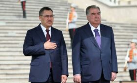 Состоялась церемония официальной встречи Садыра Жапарова с Эмомали Рахмоном