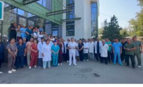 Коллектив Нацгоспиталя обратился к Садыру Жапарову и Камчыбеку Ташиеву после нападения на врачей