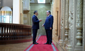 Садыр Жапаров встретился с Эмомали Рахмоном в формате тет-а-тет