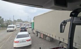 «На ремонте объездной дороги Бишкека никого, а мы в пробке»