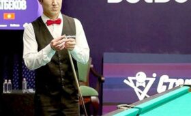 Ызатбек Ратбеков выступает на супертурнире по бильярду в Москве