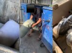 В Бишкеке поймали двух граждан во время разгрузки швейных отходов в мусорные контейнеры
