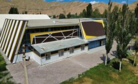 В городе Нарын обновляют физкультурно-оздоровительный комплекс