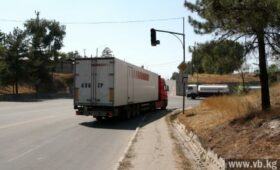 В Бишкеке действует запрет на передвижение грузовиков в жару