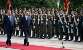 В Душанбе состоялась церемония официальной встречи Садыра Жапарова с Эмомали Рахмоном 